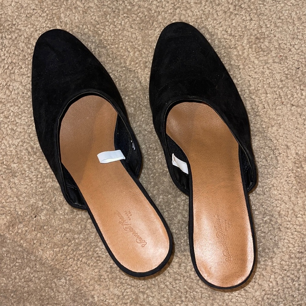 Women’s black closed toe heels size 10